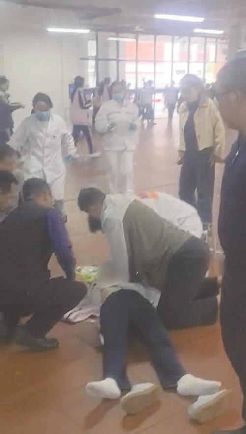 全网点赞！男子突发心脏骤停倒地，女教师跪地抢回一条命
 
真的被这一幕狠狠破防！平凡街头突发惊险意外，暖心瞬间直接刷屏全网。
 
户外步道上，一名正在运动的中年男子毫无征兆直直栽倒在地。身体瞬间失去所有知觉。现场路人瞬间慌乱，大家都清楚心脏骤停的凶险。医学常识人人皆知，黄金救援时间仅有短短四分钟。错