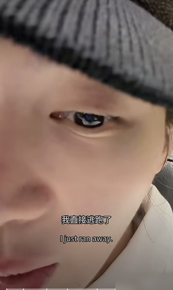 金晨在东北澡堂正搓着奶浴，一睁眼，俩路人盯着她看，嘴里还念叨是不是那个明星。
她慌得让搓澡阿姨赶紧糊了张面膜在脸上，趁人不注意，光着翻下搓澡台就跑。
躲角落里刚喘口气，一抬头，出口处十来个澡堂阿姨齐刷刷拉开大弓步，跟堵门似的围那儿等她。
她心一横，第二次开溜，彻底跑没影了。
事后直播她自己讲