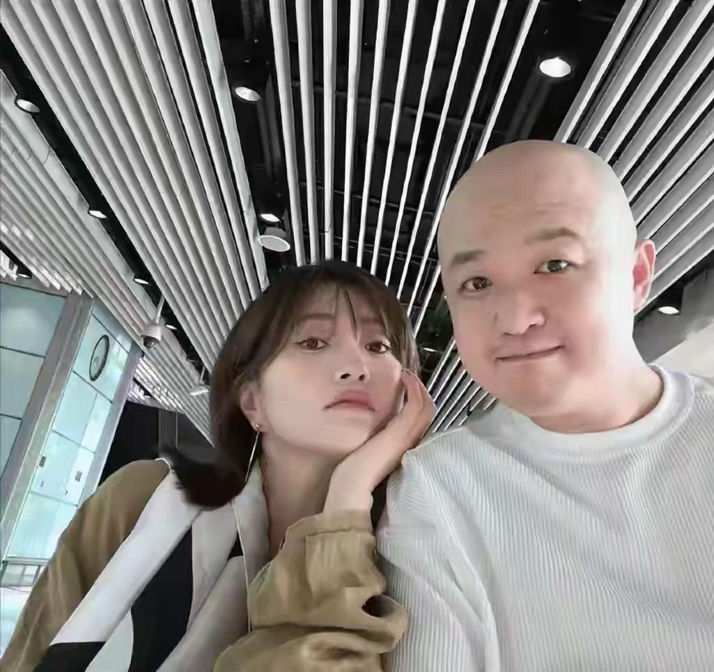 很多人笑话包文婧是内娱第一恋爱脑，整天防贼一样防着别的女演员惦记包贝尔，其实所有人都把她看扁了。
真以为她是爱得走火入魔？
在演艺圈这个名利场里摸爬滚打这么多年，哪有那么多纯情苦情戏。天天在镜头前念叨“我老公最帅”，看似卑微到了泥土里，骨子里其实是一笔算得比谁都精明的大账。
这个家里到底是谁在