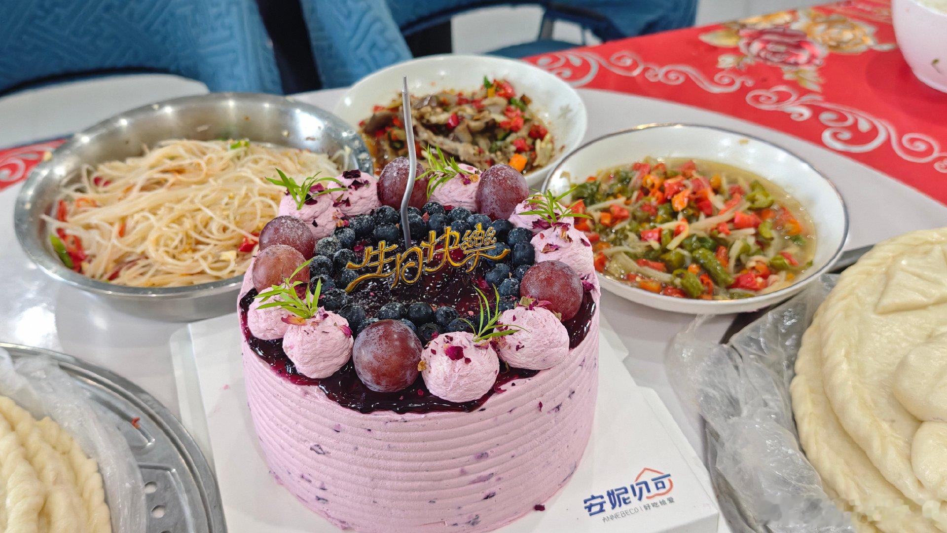 #敖瑞鹏[超话]# 今天我生日，可以祝我生日快乐嘛[么么哒] ​