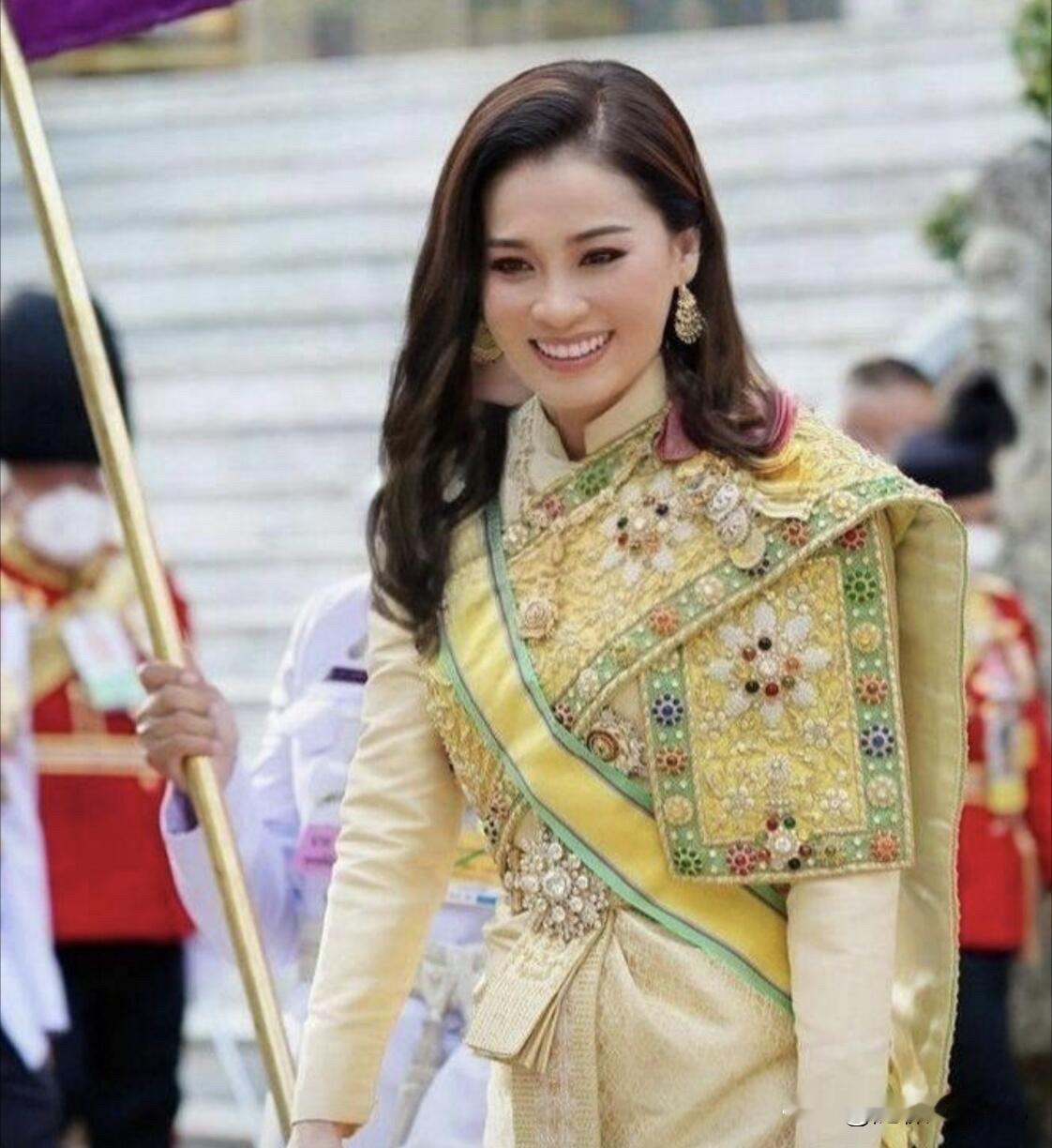 现实中的她好美啊，比荧幕中看到的漂亮大气，真正的女王范，碾压了各方佳丽...