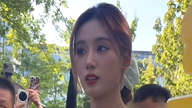 徐艺洋海边晒娃腰细得挂不住风，底下全在夸“生完跟没生一样”。

何穗晒出的肚皮却是松的、带纹，像揉皱又摊开的纸。现实里普通宝妈照镜子，看见的全是何穗。

所谓光速回春，背后是真金白银、营养师和专业团队，根本不是一句轻飘飘的“自律”。非把明星当及格线，难怪那么多女人半夜喂完奶，只能对着妊娠纹掉眼泪。