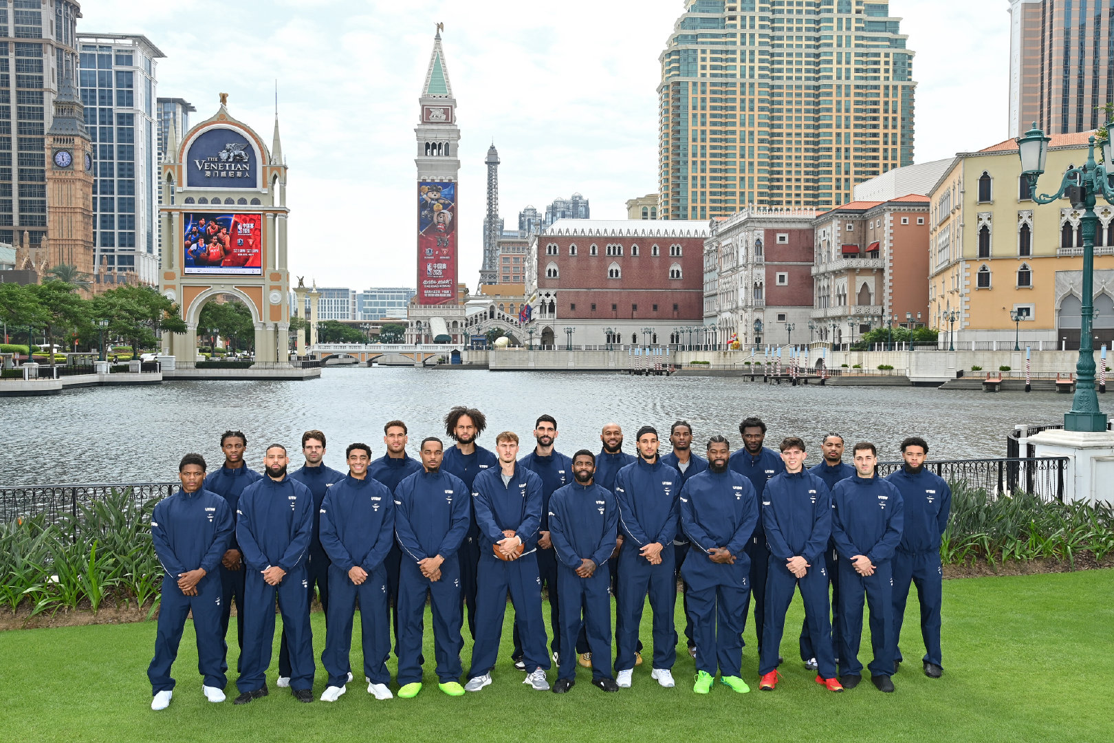 #Nba中国赛# 即将打响，独行侠与火箭已经来到比赛地澳门。如果说去年的中国赛还只是破冰之旅，今年明显更加热闹了 ​