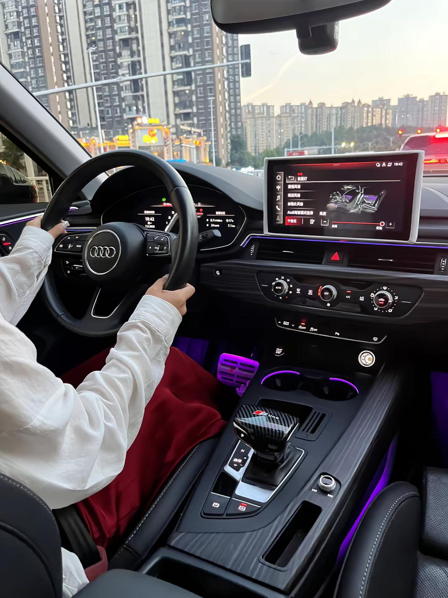 呼叫全网 A4I车主，我的方向盘是圆的，为什么有的人下面是平的?奥迪