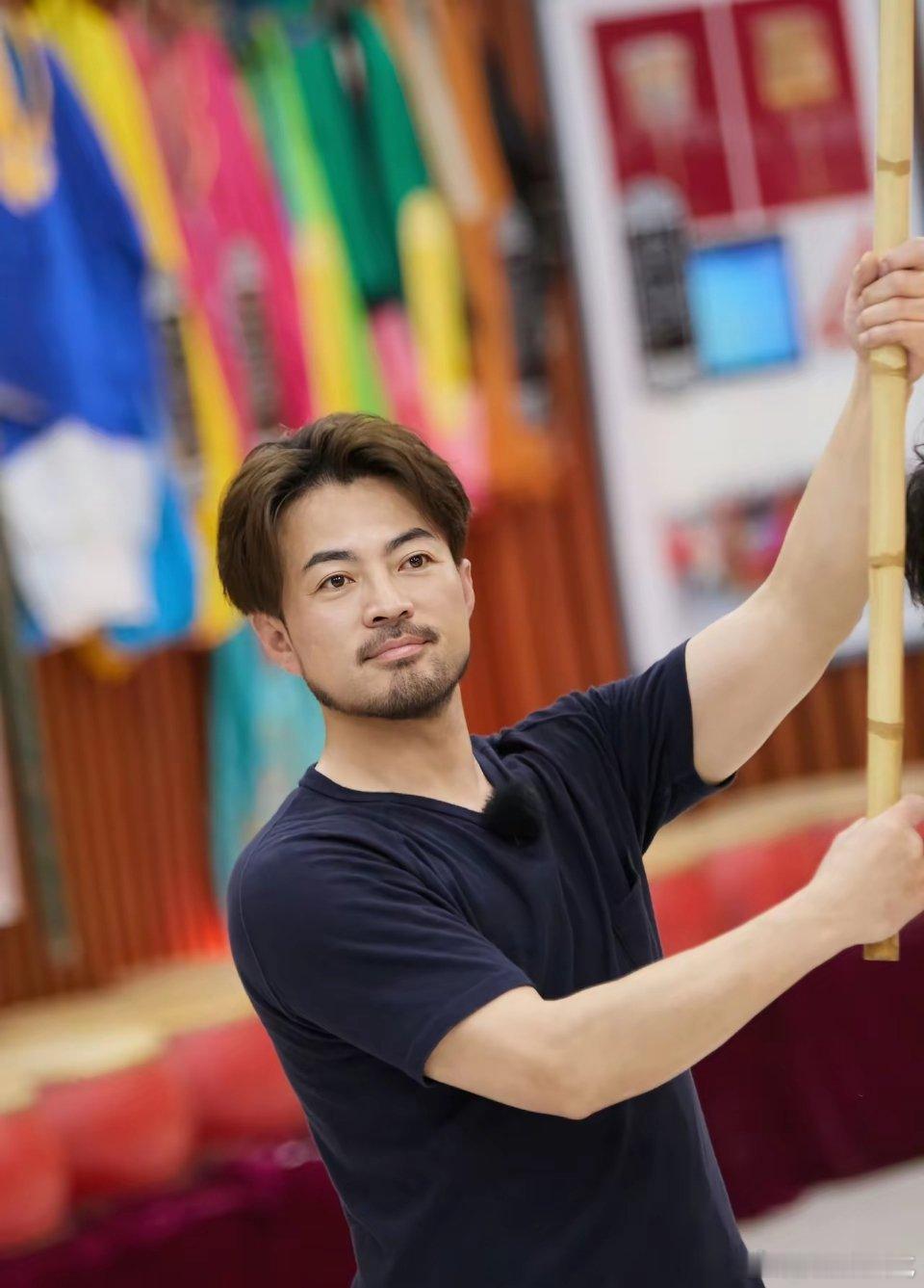 原来他是星二代！父亲是知名导演，如今新剧《伟大的长征》也有他。
​热播剧《伟大的长征》开播了，这部剧主要是于和伟、王劲松、曹磊等人领衔主演的，而也有不少配角，黄晓明、万茜都在其中，同样这一次林家川也出演陈庚，要说他的气质真不大像，但是再看戴眼镜严肃起来的确有模有样的，他能把角色的 ​