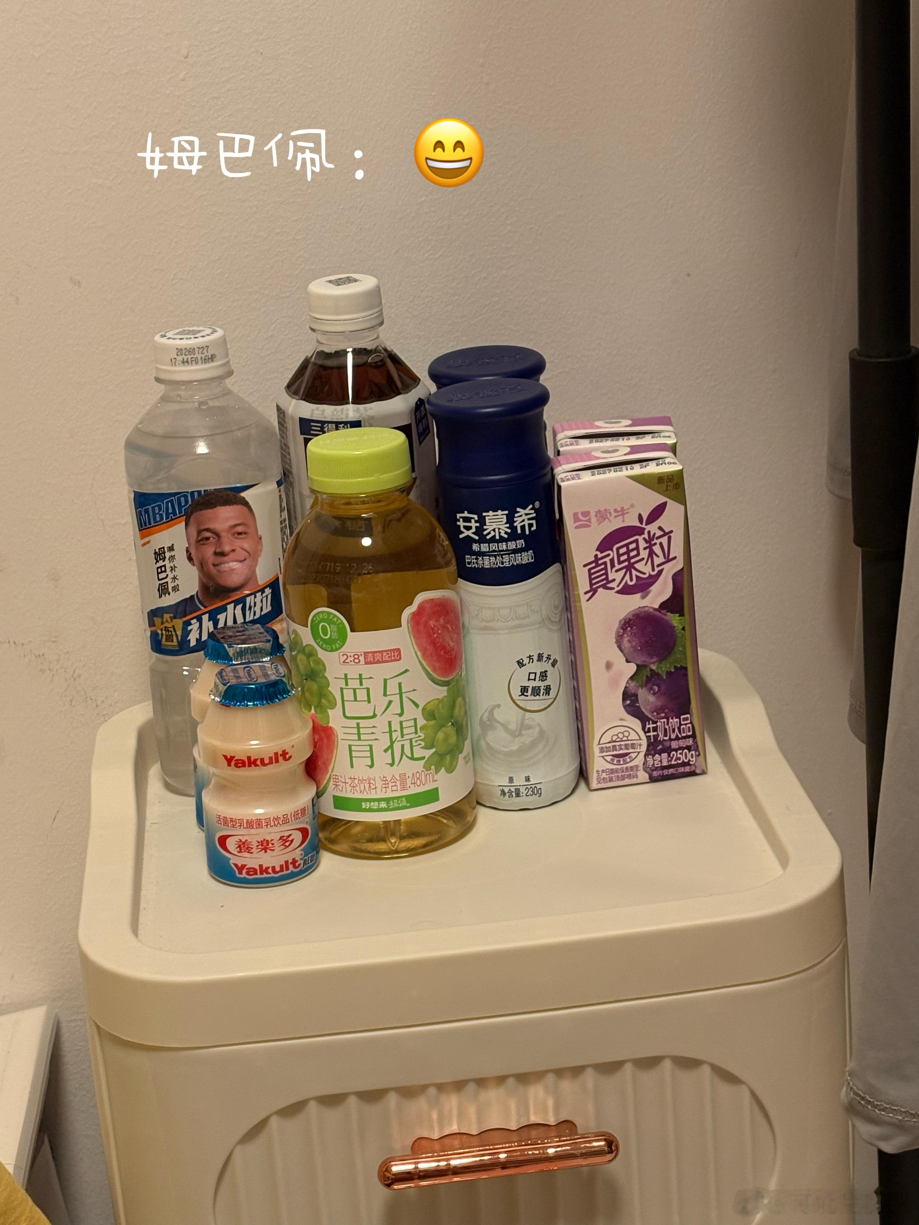 啦啦啦啦啦🫧
这个假期感谢豆包做我的小助理 每天聊得酣畅淋漓啊喂💬
北京的雨季真的好痛苦 让我讨厌潮湿的人类痛苦的要🍟但还是有小确幸的  感谢北京地铁的雨衣，感谢宝宝的晚餐，普普通通的平淡小幸福[团圆时刻]
出差回家第一餐！我们美美进食啦[送花花]列入北京必吃榜哈哈哈哈哈哈[哈哈]
必胜 ​