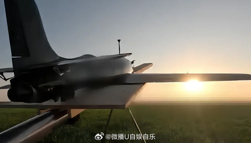 二十家乌克兰公司正在竞相研发喷气式拦截无人机，以追击俄罗斯速度更快的喷气式“沙赫德”无人机。
其中一家名为“火球工程”（Firebolt Engineering）的初创公司，其研发的“格里芬”（Griffen）拦截无人机已在乌克兰空军的两个单位执行作战任务。 ​
