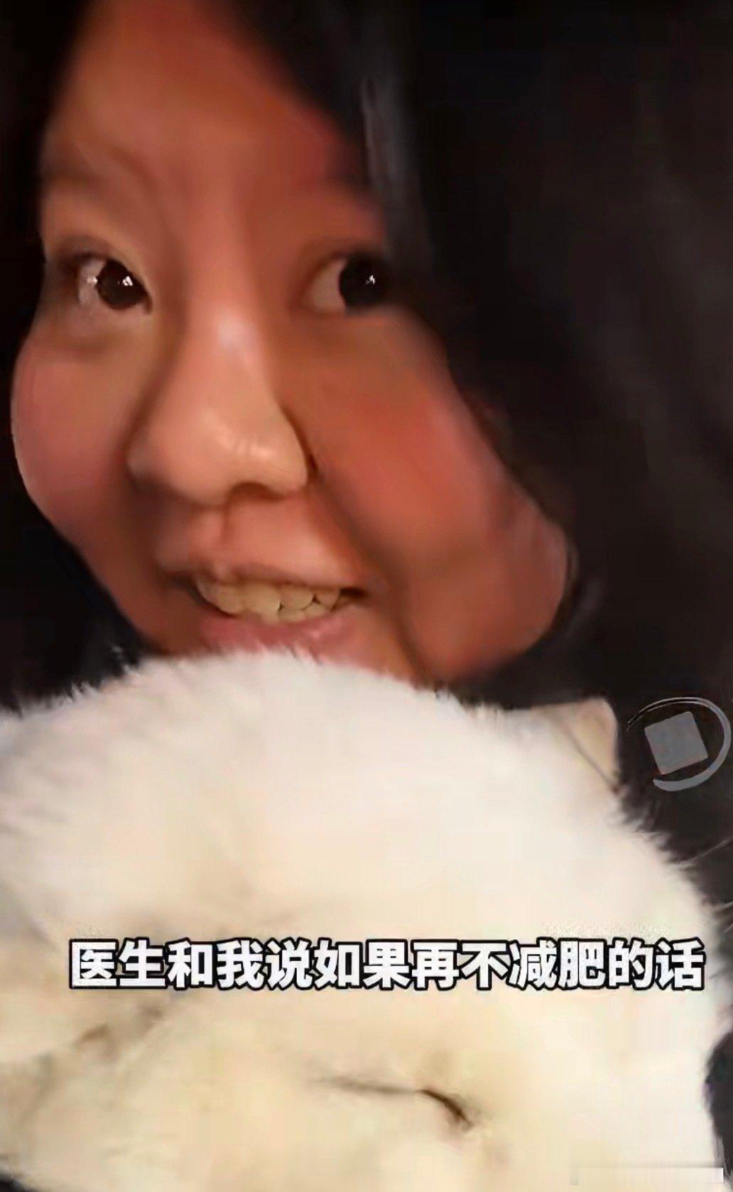 #251斤女生减重121斤判若两人#
胖子都是潜力股真的没白说，看了她才知道，没有减不下来的肥，只有不够狠的心，瘦了之后整个人气质都变了，而且也没有一点赘皮，漂亮到完全认不出来 ​