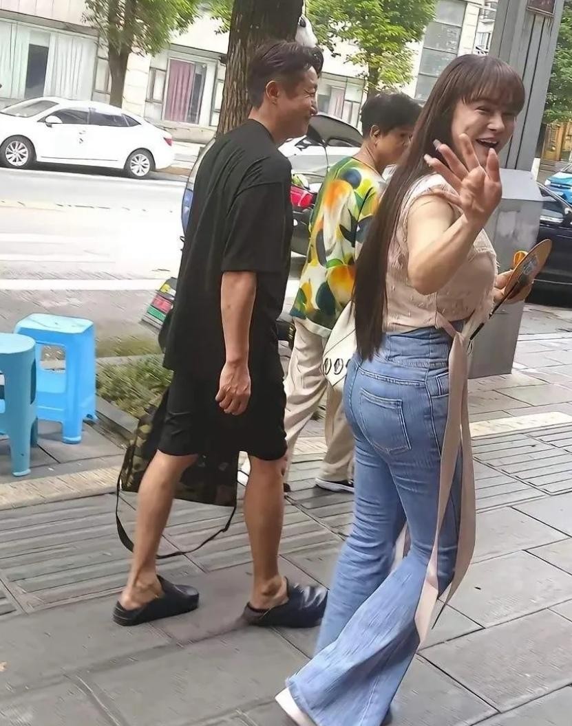 内娱还在死磕“白瘦幼”的时候，冉莹颖这一身紧绷的牛仔裤，直接把不少人的审美给整不会了。
前几天有人在街上碰到邹市明两口子，大伙儿第一眼愣是全盯在冉莹颖身上。
骨架大、线条结实，一条再普通不过的紧身裤，裹出的是那种极具力量感的大骨架体格。这身材往镜头前一站，评论区立马分成了两拨：有人嫌她不够纤细，