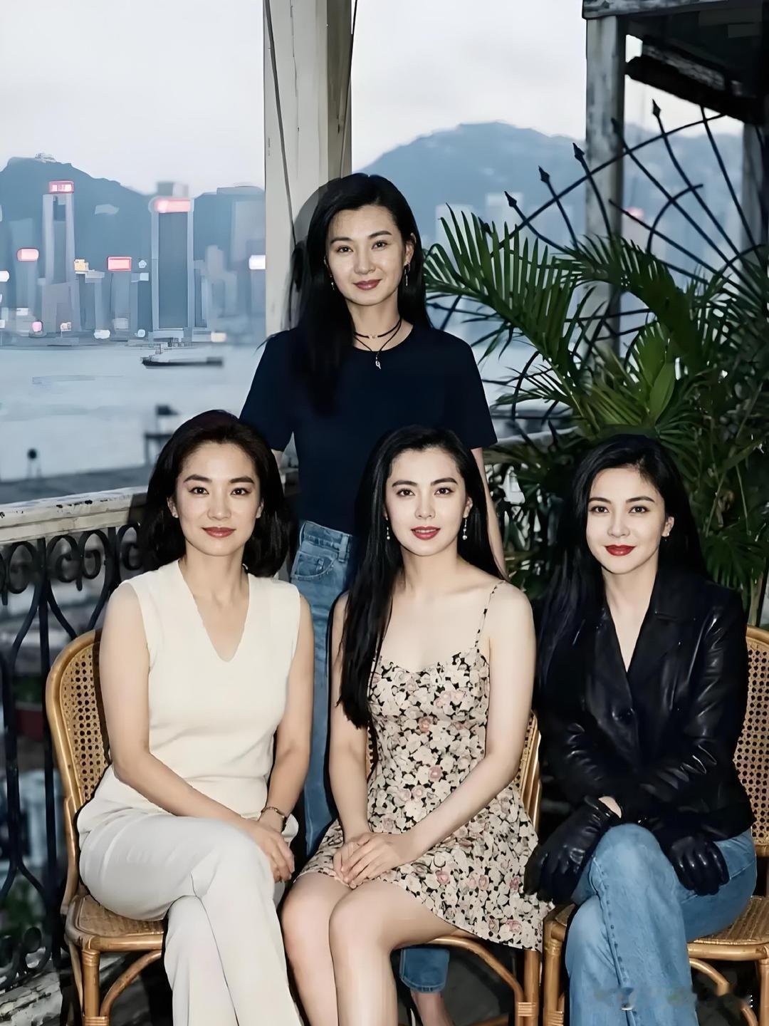 这张四人合影堪称影迷梦寐以求的神仙名场面！
站立的张曼玉，一身简约黑T搭配牛仔裤，随性松弛；左侧端坐的正是林青霞，一身米白套装端庄大气，眉宇间英气与柔美并存；C位王祖贤一袭碎花吊带裙，清冷又魅惑，一双眼睛盛满故事；最右侧关之琳皮衣搭配牛仔裤，红唇加持，明艳又飒爽，妥妥公认的浓颜美人 ​