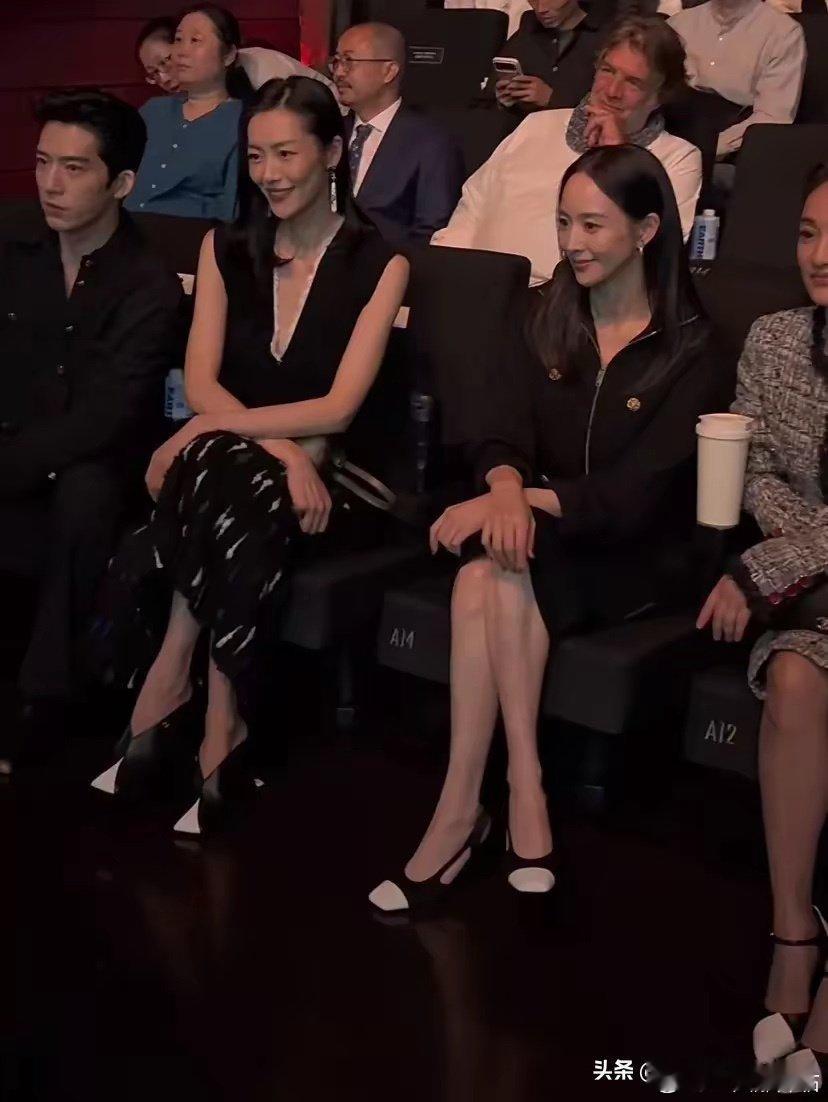 井柏然刘雯在香奈儿同框，刘雯气场全开，直接给井柏然衬成小奶狗 ​