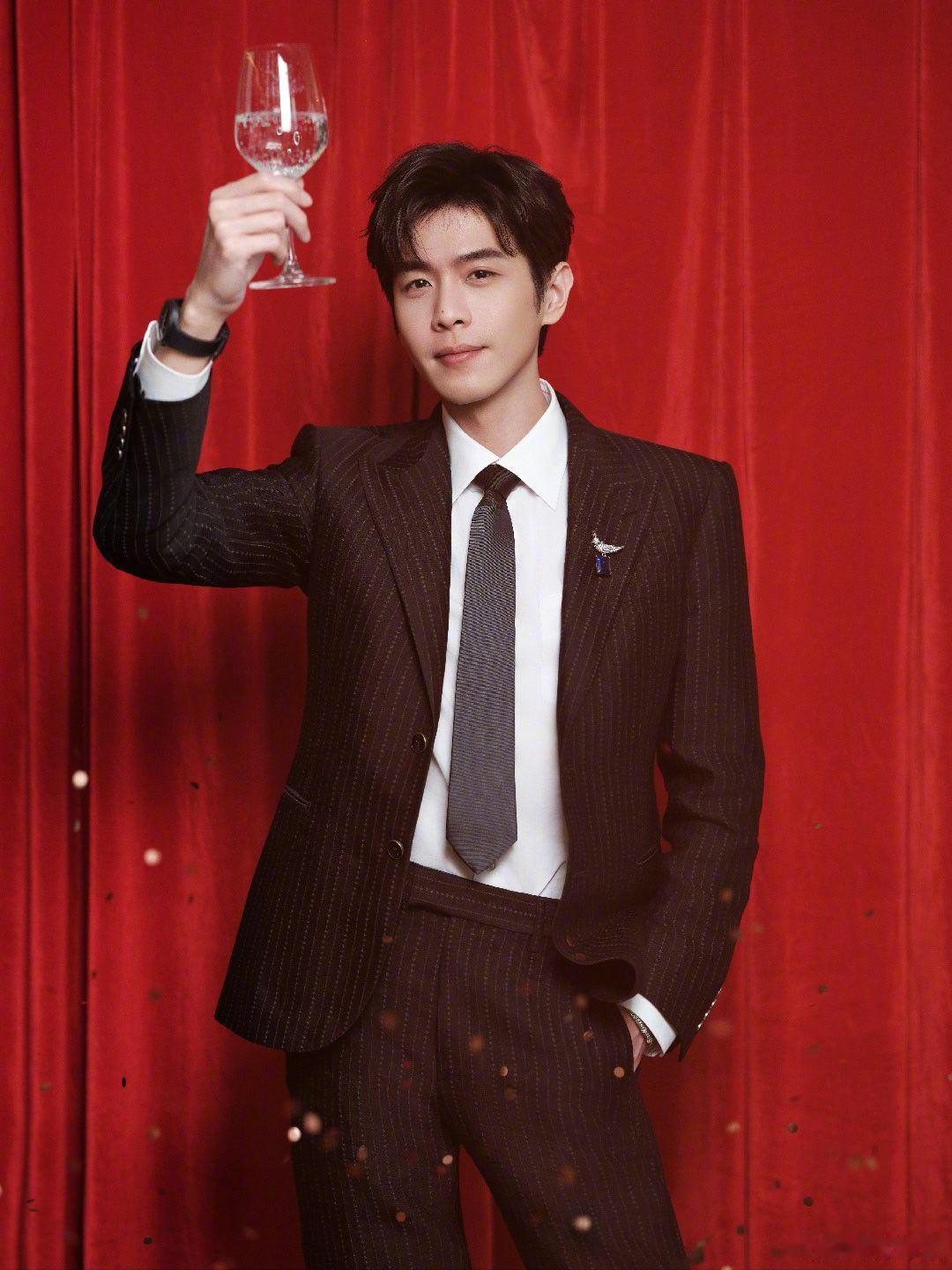 #张若昀[超话]# zry
周四快乐我的昀和朵朵们！ ​