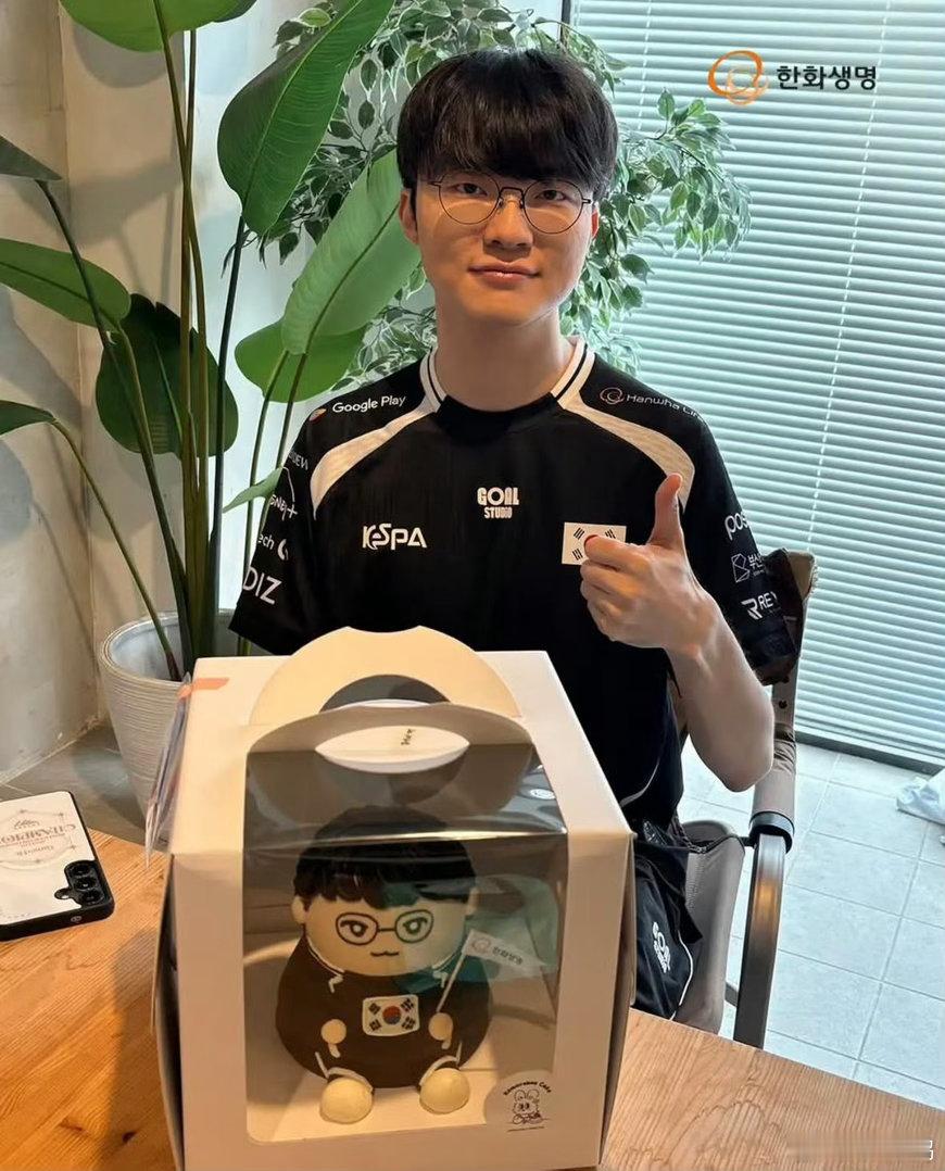 #faker[超话]#  特喵的太可爱了，想吃李哥的蛋糕[抓狂] ​