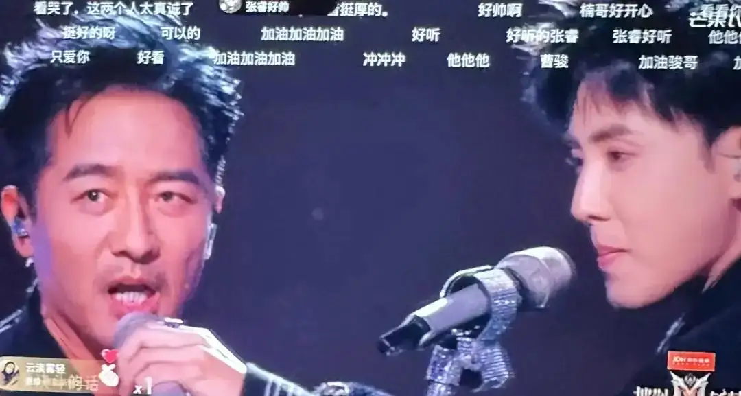看完郭晓东张睿《抽离》舞台，我直言：内娱的标准真的被拉太低了
 
看完《披荆斩棘2026》郭晓东、张睿的热血版《抽离》，我真的忍不住想说句大实话。
 
抛开粉丝滤镜和励志人设，单从专业舞台角度评判，两人的表现根本达不到竞技舞台的标准。舞蹈动作生硬凌乱，卡点全程偏移，肢体松弛没有力度，整齐度严重欠缺；