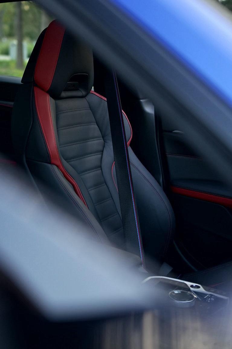 作为BMW品牌首款纯电动四门轿跑，BMW i4传承BMW品牌的运动基因，将标志性的轿跑美学与纯粹驾趣完美融合，树立电动驾驶乐趣的全新标杆。此次新纯电动BMW i4焕新升级，无疑将继续夯实4系家族在豪华中型细分市场的领军者地位。
BMW i4自2021年问世以来，以纯正轿跑DNA开辟了同级纯电市场的先河，更是凭借 ​