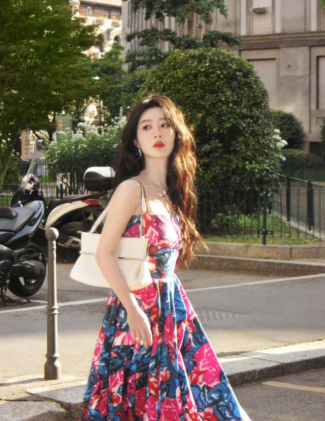 杨紫大波浪印花吊带裙造型，穿上这条裙子完全明艳美人[爱慕] ​