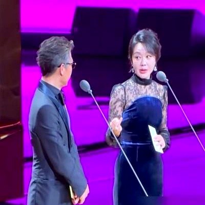 李乃文在台上刚说了句“好久没见”，闫妮当场拆台：“前两天刚碰见，是你没搭理我。”

李乃文顺势求活儿，问她缺不缺助理。闫妮张口就怼：这岁数了，剧本、椅子、水杯你记得住哪个？

台下笑成一片。随后俩人聊起戏，李乃文夸《小巷人家》演得暖，闫妮赞《北上》《归队》里的小人物有血有肉，句句是实话，句句像过招。