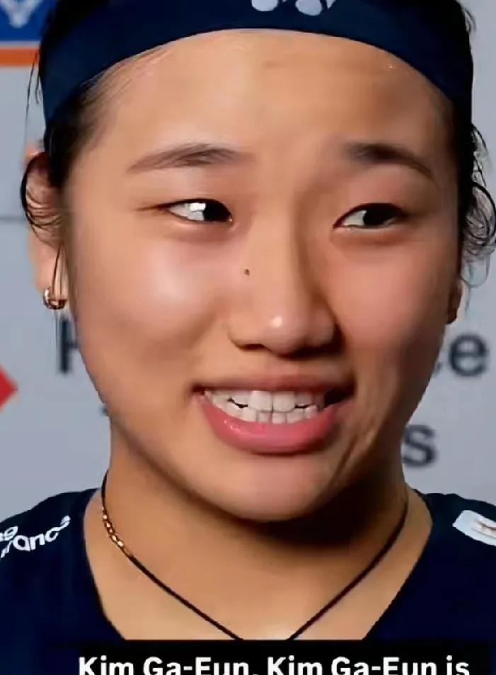 当今世界羽坛的女单一姐要是真跑去兼项打女双，对手们估计都得愣一下。
最近有媒体采访安洗莹，记者上来就脑洞大开，问她赢了这么多场想不想跨界打男单？
安洗莹头摇得像拨浪鼓，连说好几个“不”，明确表示自己只专心打女单。
可话锋一转聊到女双，这姑娘眼里立马放光了，直言自己特别想试试。
更绝的是她选搭
