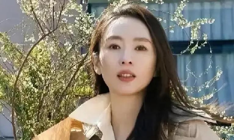 41岁童瑶刚解约单飞，转头在洱海被拍和58岁老公像两代人，网友一句“熬成爹”让17岁年龄差再成焦点
洱海边那张路人拍下的照片里，童瑶马尾高扎、素颜紧致，41岁的状态完全在线。旁边的王冉鬓角全白、身形松弛，两人并肩走着，评论区最高赞只有五个字——“把老公熬成爹”。
解约不是换东家，是第一次给自己当老板