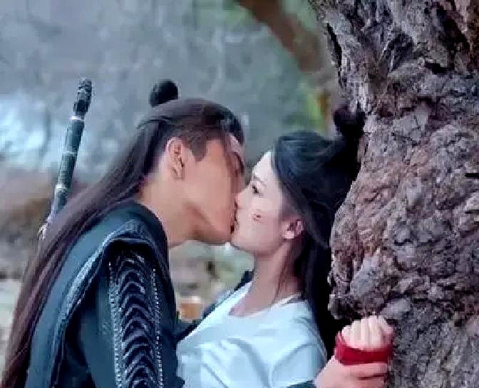 李沁早年那句“他演吻戏像拔火罐”，时隔七八年又被翻出来吵上了热搜。

男方经纪人急着找剧组统筹老周要记录，老周直接回话：当年李沁只提过镜头角度显得脸歪，根本没提手重的事。澄清截图刚流出去，化妆师又发长文称李沁当时嘴角被压出了红印，紧接着化妆师开的美甲店就被刷了几十条一星差评。

两边粉丝撕得不可开交