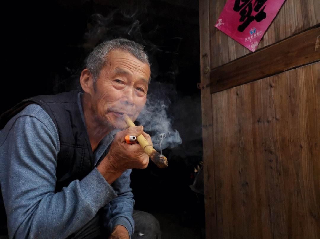 人到中年该有的心计与思维：

1．礼尚往来，只能多不能少。
2．不要跨领域去创业，隔行如隔山公。
3．出门在外一定要低调，闷声发大财。
4．遇到女人，一律夸对方瘦了。
5．兄弟姐妹，最好不要做邻居。
6．不要去炒股、买彩票，浪费钱。
7．没有邀请你的饭局，一律不打听。
8．对方敬酒，杯子要低于对 ​