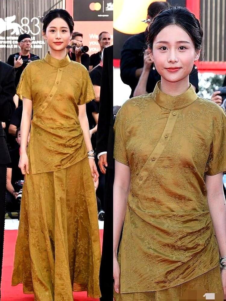 别人挤破头想出名，这个98年潮汕女孩刚从国际影展走完红毯，转头就回老家玩具厂打卡上班了。

电影火了，几家公司拿着六位数合同堵上门。素人女主王晓慧连路演都不跑，摆摆手把合同推开，买张车票回了广东。

几个月前她还在旅游，被导演一眼相中拉去试镜。没学过一天表演，硬是把角色演活了。

如今大银幕的光环褪
