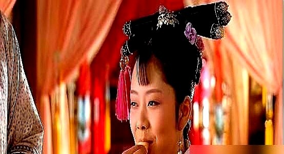 试镜视频里，20岁的谭松韵腮帮子塞满糕点，一边嚼一边念台词，导演当场拍板。

拿下淳贵人，靠的就是这毫无顾忌的吃相。当年进组前，导演下死命令：必须保持圆润。她妈听完，天天变着法往死里喂，硬生生催出了一张红苹果脸。在剧组她天天盯着道具点心，成了全组团宠。

戏播了，观众拿放大镜看，非说这“傻白甜”切开