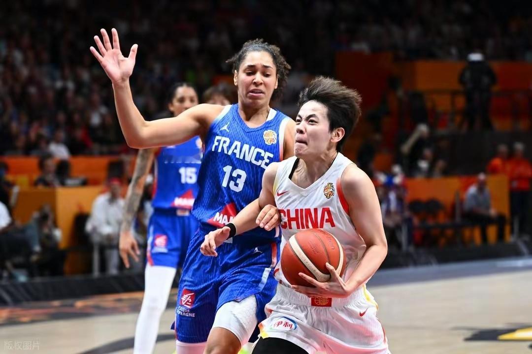 在9月10日的2026年女篮世界杯1/4决赛中，中国女篮以61比90不敌法国女篮，核心韩旭空砍21分9篮板，球队止步八强。  一、比赛结果与关键球员- 最终比分：中国女篮 61 - 90 法国女篮，2