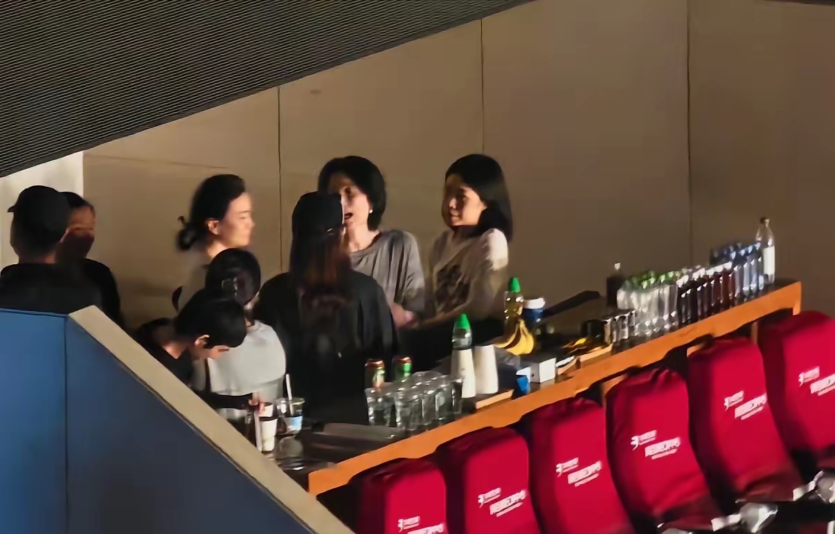 那英北京演唱会首场，星光直接拉满！
王菲居然亲自到场助阵，还和窦靖童一同送上花篮。除了女儿窦靖童、谢霆锋，很少见王菲现身别人演唱会，足以看出二人交情。现场王菲短发造型，笑得十分开怀。
 
宋丹丹、杨坤、张碧晨、屠洪纲、殷秀梅一众好友也悉数现身。这么多圈内大咖到场撑场面，不得不说，那英的人缘是真的绝。