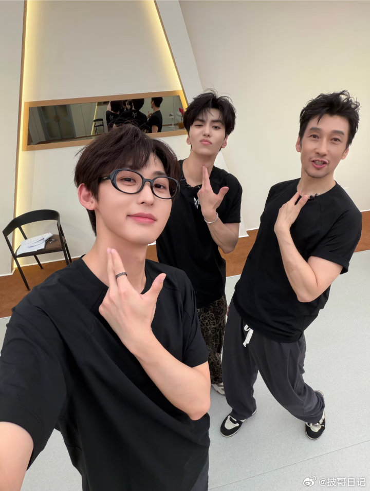 我们披哥6有自己的183CLUB！一起支持R&B熬NIGHT🤭，在小考中🈶完整的编排走位，太期待三位哥哥的公演舞台啦！
#披荆斩棘[超话]##披荆斩棘2026##披哥6一公小考直播##披荆斩棘# ​