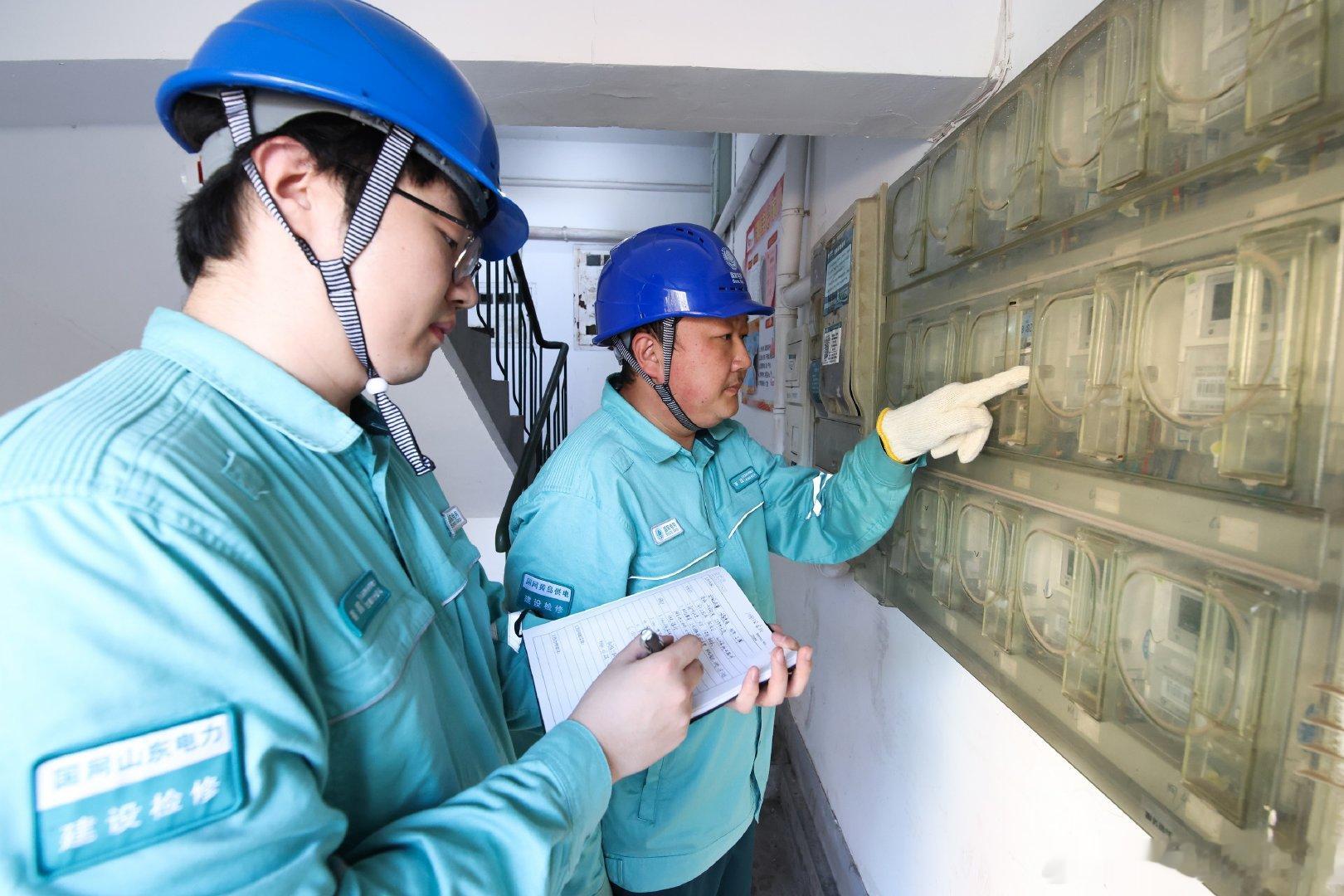【节前隐患排查 保障安全用电】9月16日，保税区供电所工作人员到辖区居民小区开展走访服务，对小区配电室、计量表箱开展专项巡检，及时消除安全隐患，并张贴便民服务联系卡，向居民科普安全用电知识，保障居民双节期间可靠用电。#四进送服务# ​