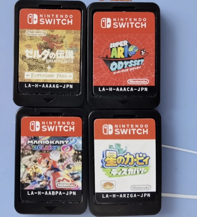 任天堂硬刚行业“去实体化”：Switch 2卡带永不为奴，收藏党可以传家了
当索尼和微软都在实体游戏的坟头蹦迪时，任天堂反手把棺材板摁住了。
就在索尼官宣2028年停产PS实体盘、Xbox下一代主机大概率变“无光驱盒子”的当口，任天堂拉美副总裁比尔·范齐尔直接摊牌：Switch 2从设计之初就预留了