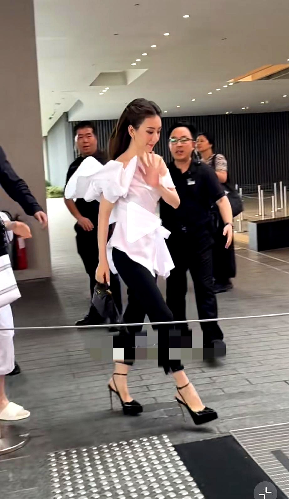 9月1日的香港，一抹白花边露肩，从人群里闪过去时，黑色九分裤利落，脚下那根细到发颤的高跟，目测十五厘米，居然还小跑，镜头追不上，围观倒吸一口凉气。
方媛现身活动，浓妆带着风霜味，生完三胎在慢慢复原，比例卡在五五分，腿短上身也紧凑，却明显不打算躲开大众视线。

有人说不缺钱还频繁露脸，是网红思维，是怕