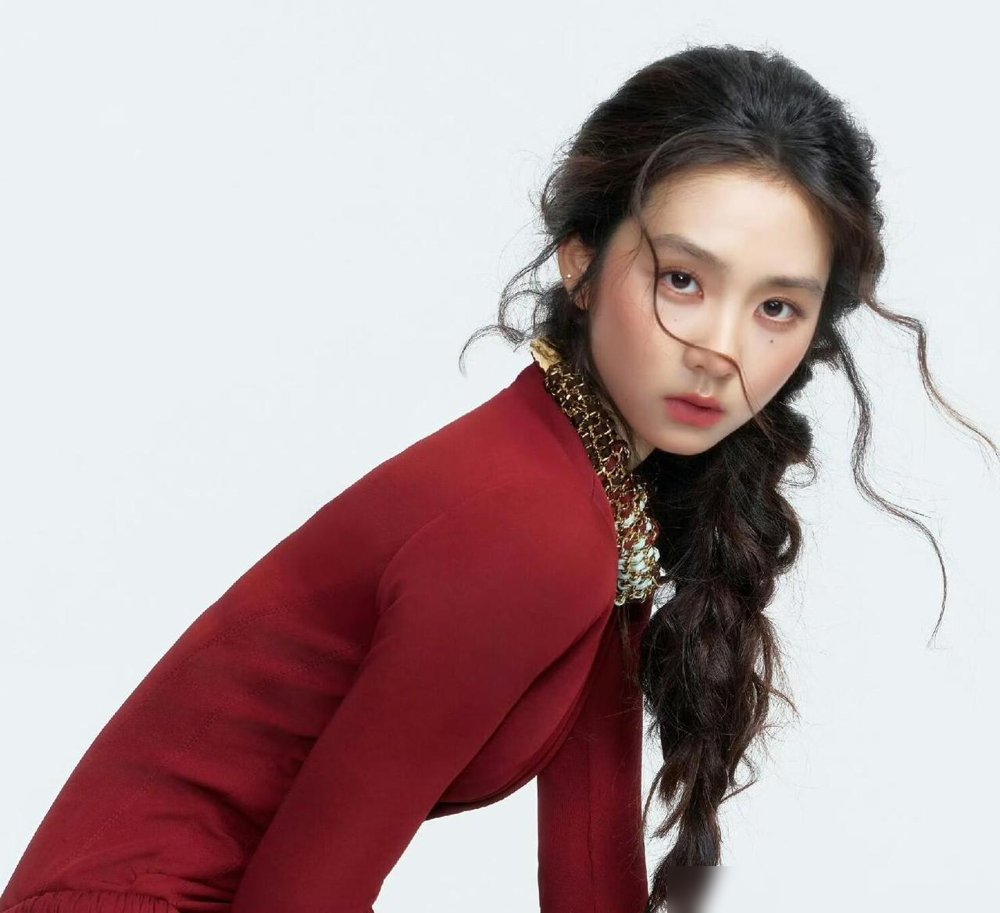 黄多多穿香奈儿走红毯，被骂惨了。骂她表情木，骂她骨架大，骂她不如黄杨钿甜灵。但没一个人提，她那张出圈的“出发图”，背景全是自己手绘的，落款HYC。
纽约大学Tisch在读，主修戏剧导演。大银幕首秀是程耳的《人·鱼》，跟王一博汤唯搭戏，水下训练三个月，封闭试镜才拿下的角色。没签公司，没发通稿，VOG