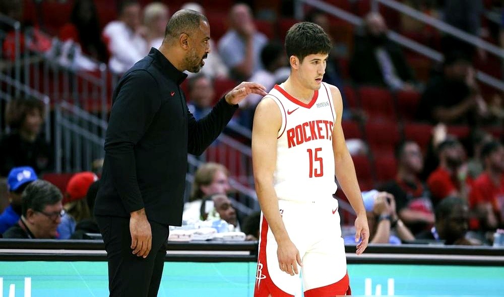 一张牌是心态崩了的杜兰特，另一张是时灵时不灵的谢泼德。  火箭主教练乌...