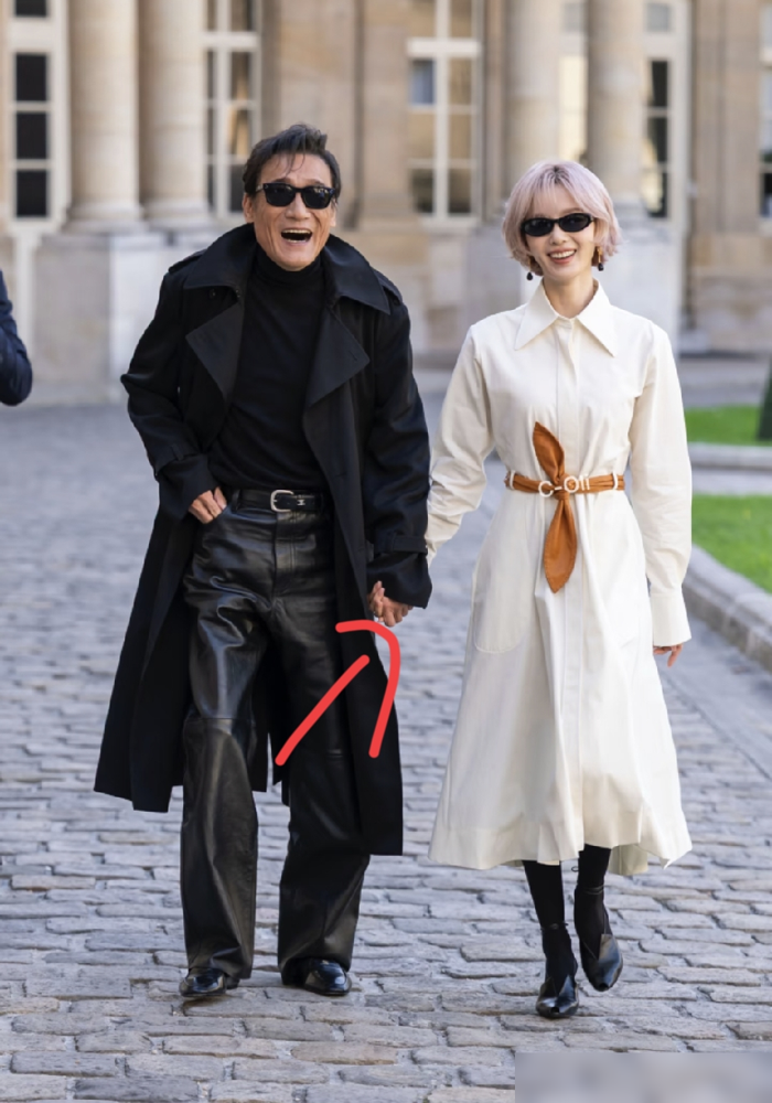 梁家辉给刘诗诗搓手，这画面比什么豪门剧都带劲。68岁的老爷子，39岁的刘诗诗，巴黎秀场上第一次同框，以前压根没合作过。进场时他牵着她走，一路热聊，接着行吻手礼，俩人互相躬身致意。最绝的是，老爷子发现她手冷，直接上手给搓热乎了。旁边孙千和王安宇看着，四代演员站一块儿拍合照。这松弛感，真不是装出来的。一