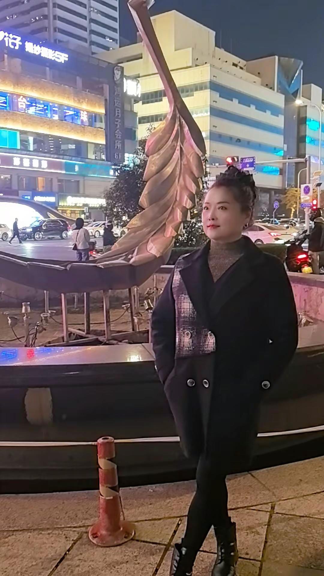 <p>酷酷的小姐姐 纪录美好生活 街拍小姐姐穿搭 随意拍 <!--{i...