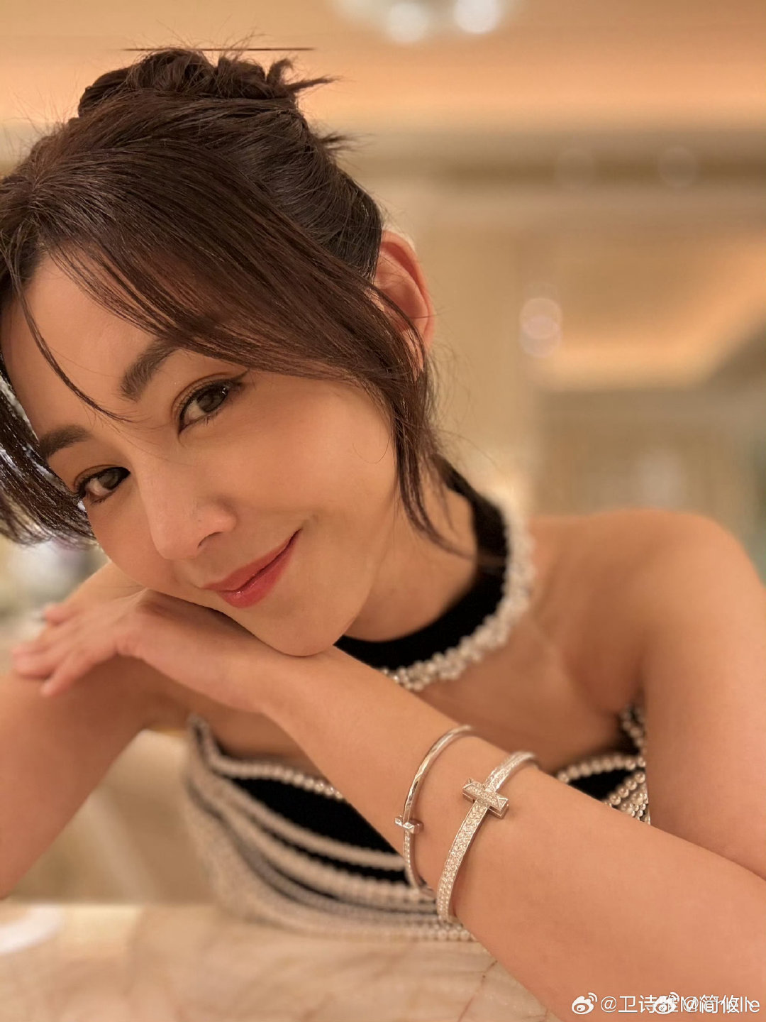 #衛詩雅[超话]# 我偶尔降落人间解脱你的乏味 ​