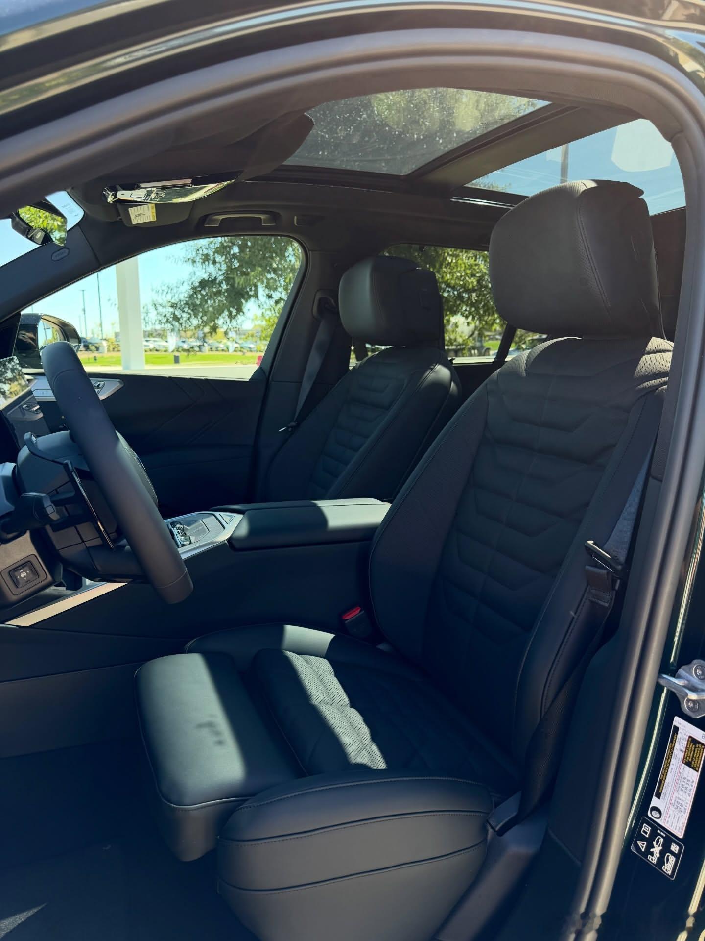 全新2027宝马X5，这代内饰你打几分？

2027款的宝马X5 40 xDrive 换代实车
英伦绿漆面在阳光下质感直接拉满✨
 
外观改动很大，全新大灯+发光大格栅，车尾尾灯造型也更犀利。
 
内饰是这次最大的变化，贯穿悬浮曲面屏，全新方向盘、菱形绗缝座椅，整体科技感提升明显，保留宝马一贯的操控取向，但第一 ​
