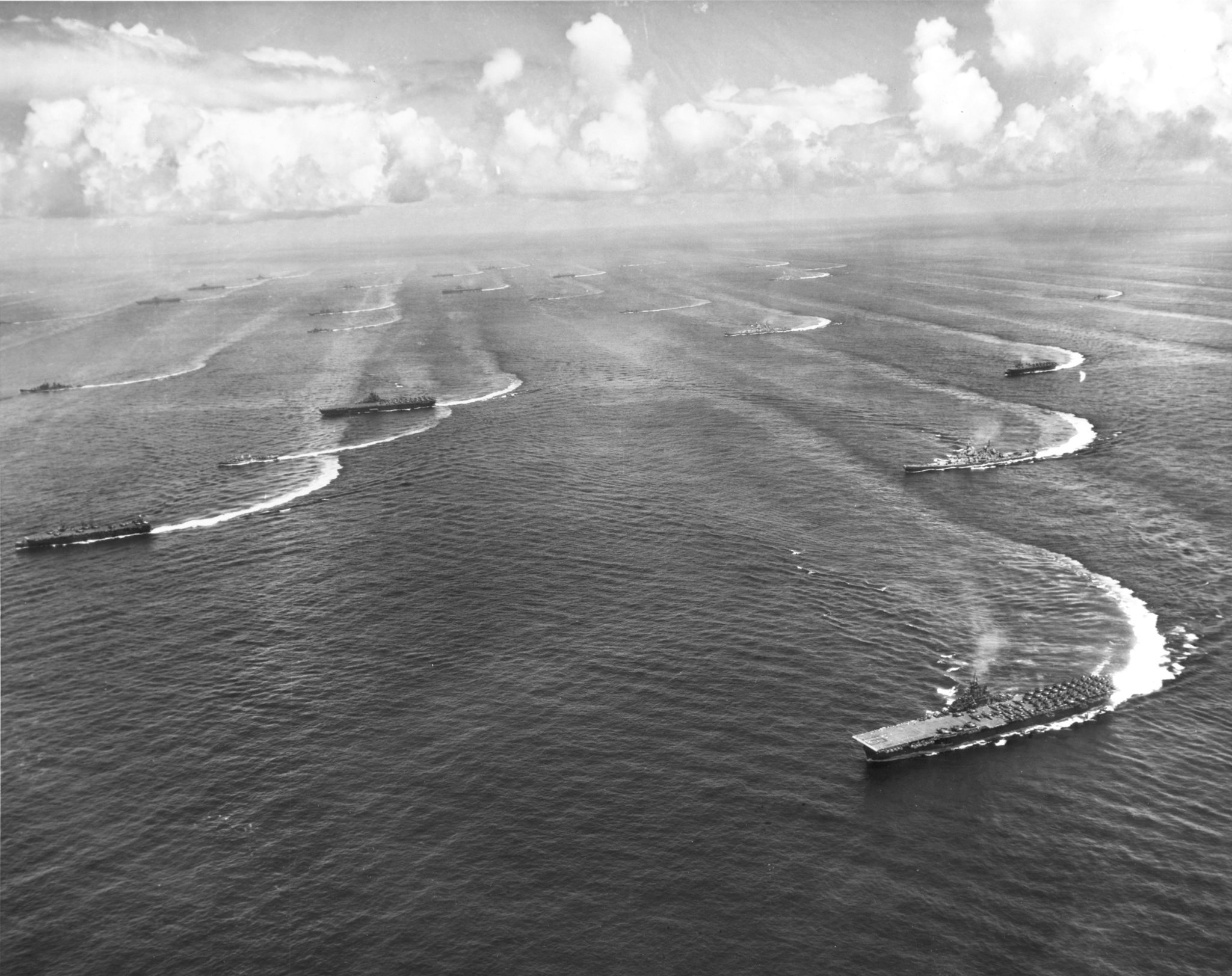 #飞扬军事[超话]# 1944年10月12日，台湾冲航空战爆发。美军TF‑38机动舰队空袭台湾、冲绳日军航空基地，日军集结陆海军基地航空部队自12日至16日连续对美舰实施大规模空袭。

此战日军虚报战果，宣称重创美军多艘航母，直接误导后续莱特湾海战的兵力部署；实际美军舰队损失轻微，日军自身航空力量遭到 ​