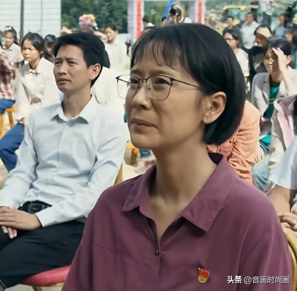 刚刚拿到金鹰的宋佳真的是春风得意，同样饰演张桂梅，海清演的却是骂声一片，而好处全让宋佳拿了。其实比较一下两个人的演技也不相上下，我倒觉得海清演的更有内涵一些，只是可惜编剧在塑造张桂梅这个角色设计的很多情节偏离了真实，所以影响到了海清对人物的塑造。有时候一个演员的拿奖也并非是仅仅个人的演技高低。

宋