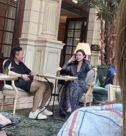 45岁汪小菲和老婆马筱梅，在法国巴黎被偶遇 ​