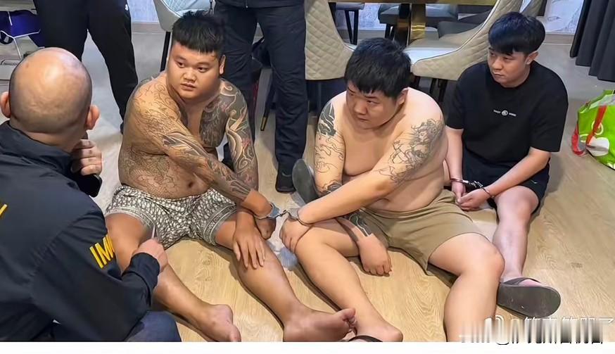 我曾以为，那些偷渡到泰国的嫌疑人不过是贪财作恶、利欲熏心，不过是被欲望牵着走的不法之徒。可我怎么也没想到，这群人的骨子里，竟是彻头彻尾的冷血、恶毒，毫无人性可言。

现在真正让人喘不过气的，不是三名女子被非法拘禁、铁链锁身、惨遭侵害这件事本身。是四名同为中国人的嫌疑人，亲手把最卑劣的恶行砸在了自己同