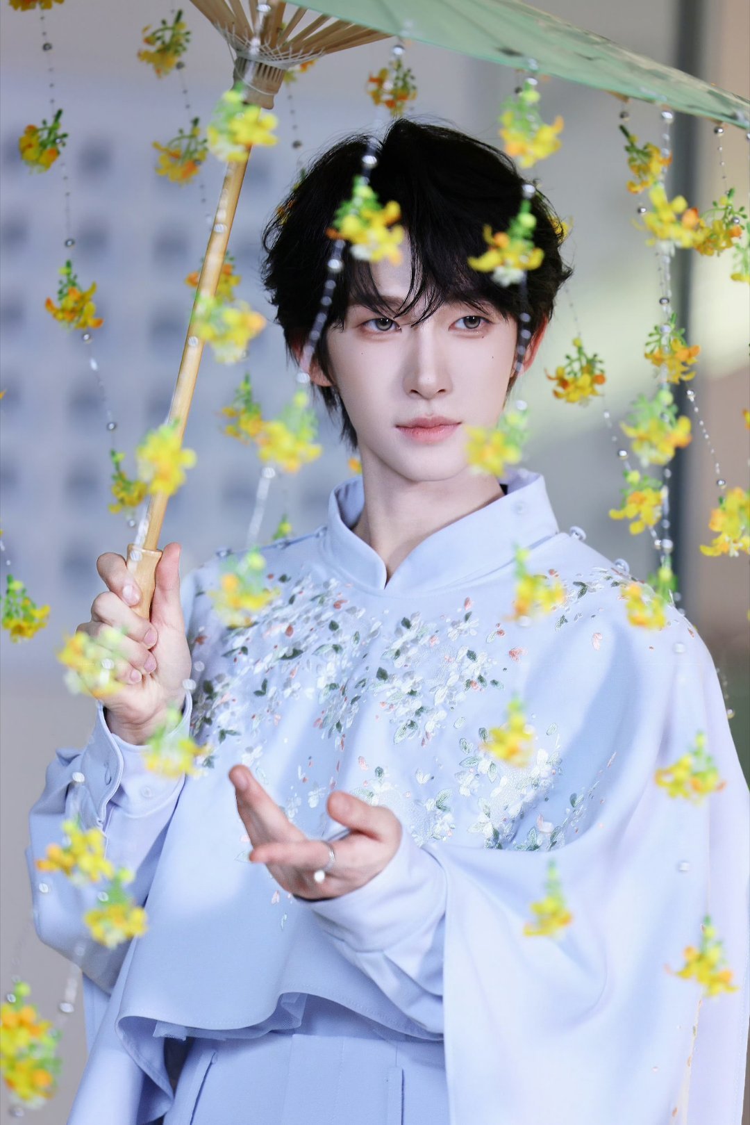 #刘宇廿六驭梦山河# [抱一抱]#刘宇0824生日快乐# 
早生蚝呀刘宇宝贝
怎么12点多吃饭呀，吃啥饭？晚饭吗？
麻麻说过什么？不听话是要打pp的哦！
怎么能这么晚才吃饭呀，臭小孩儿不乖过来让我打一下[doge]

昨天一整天收获太多惊喜了[抱一抱]
公子版的「落」加上小柿子的文案，搭配的太好了，这波给小柿 ​