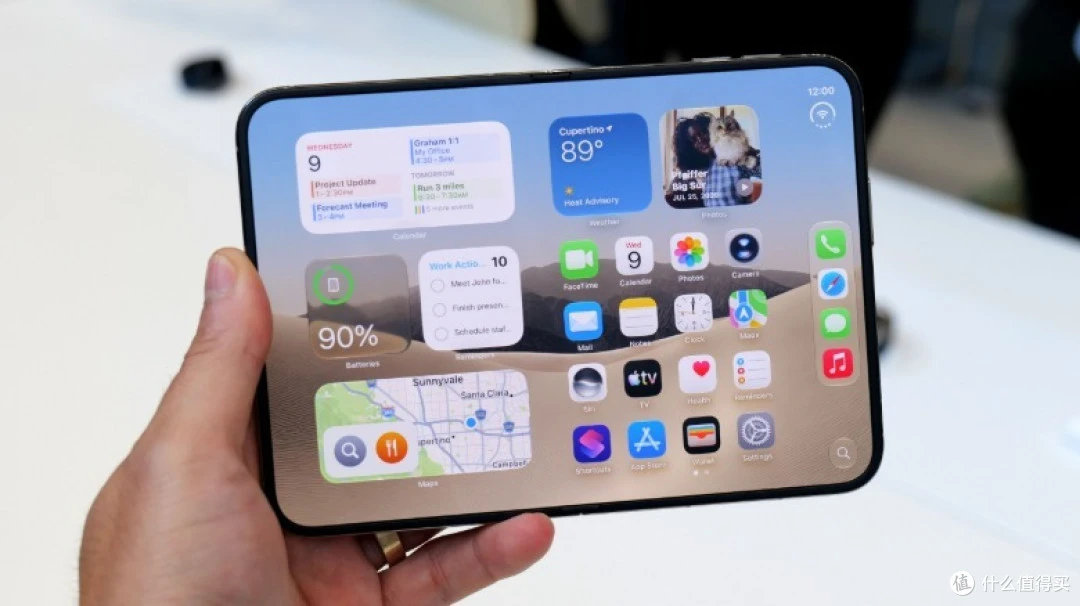 iPhone Duo 今晚冲首发吗？#iPhoneDuo首发值得冲吗#

作为苹果首款折叠屏，热度肯定不低，但首代产品也有不少未知数，折痕、耐用性、维修成本都值得关注。

我的建议是：如果你是苹果生态的重度用户，又不差钱，那可以冲！但如果只是想尝鲜，不妨等等实际体验反馈。 ​