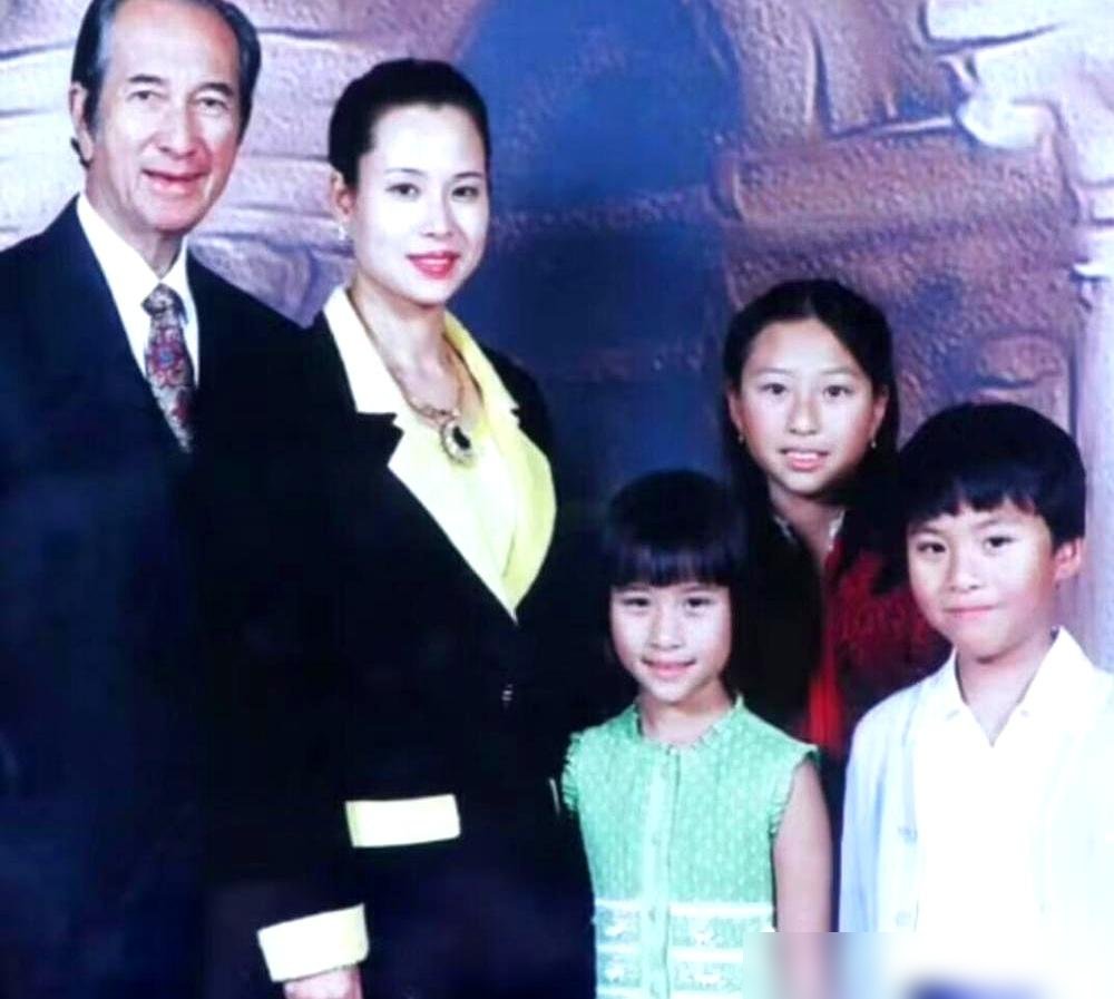 赌王家三太陈婉珍，72岁了，素颜穿家居服给儿女庆生，连路都走不太稳了。
何超莲爆料，她妈当年在豪门里整宿整宿睡不着，靠吃抗抑郁药硬扛。外人看着风光，里子早磨烂了。
现在呢？生日不摆排场，三个孩子围着切蛋糕。追思会露面，得靠女儿搀着，一步一步挪。
何超莲更狠，直接撂话：顶着何家头衔做生意，就是噩