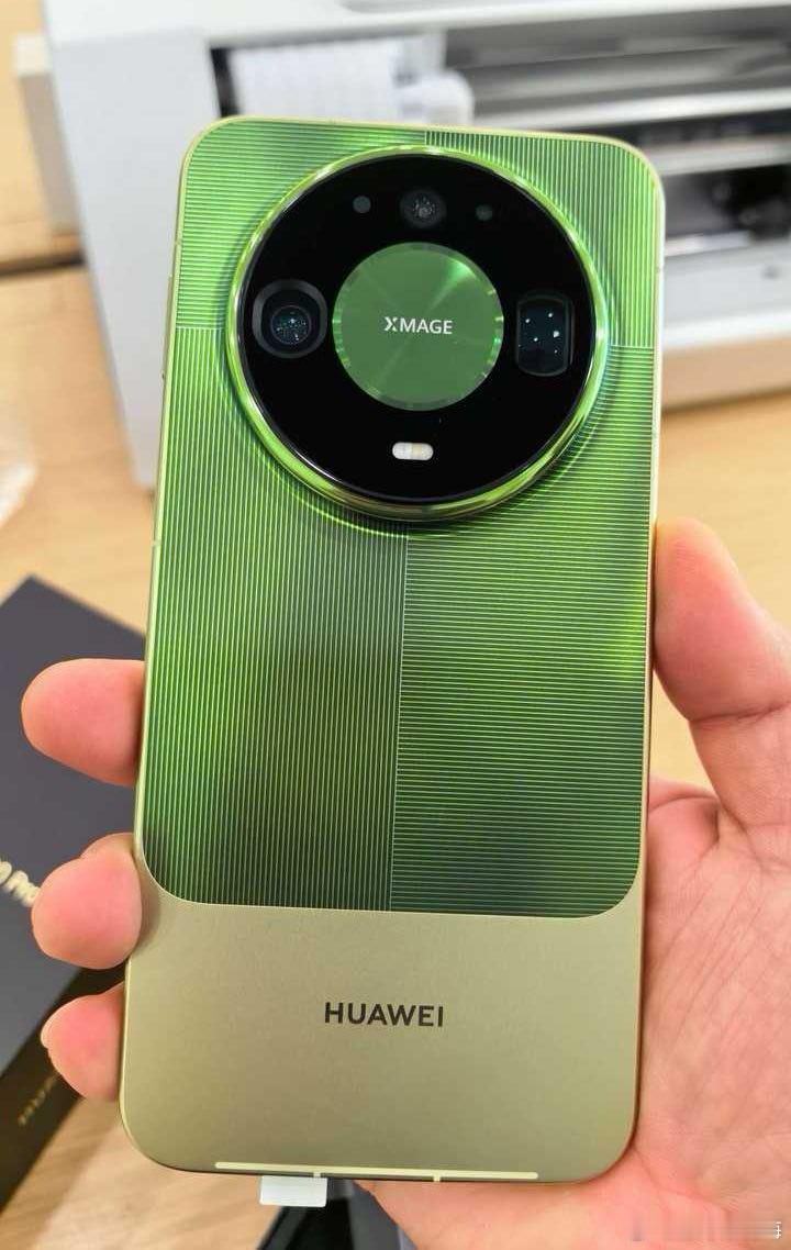 #华为mate90# 真机图，供鉴赏！这次的设计既继承了星环经典，又大胆创新。实物图非常漂亮，质感和手感都很好，终于不会被骂中登机。

依然不是我发的，借图说事。 ​