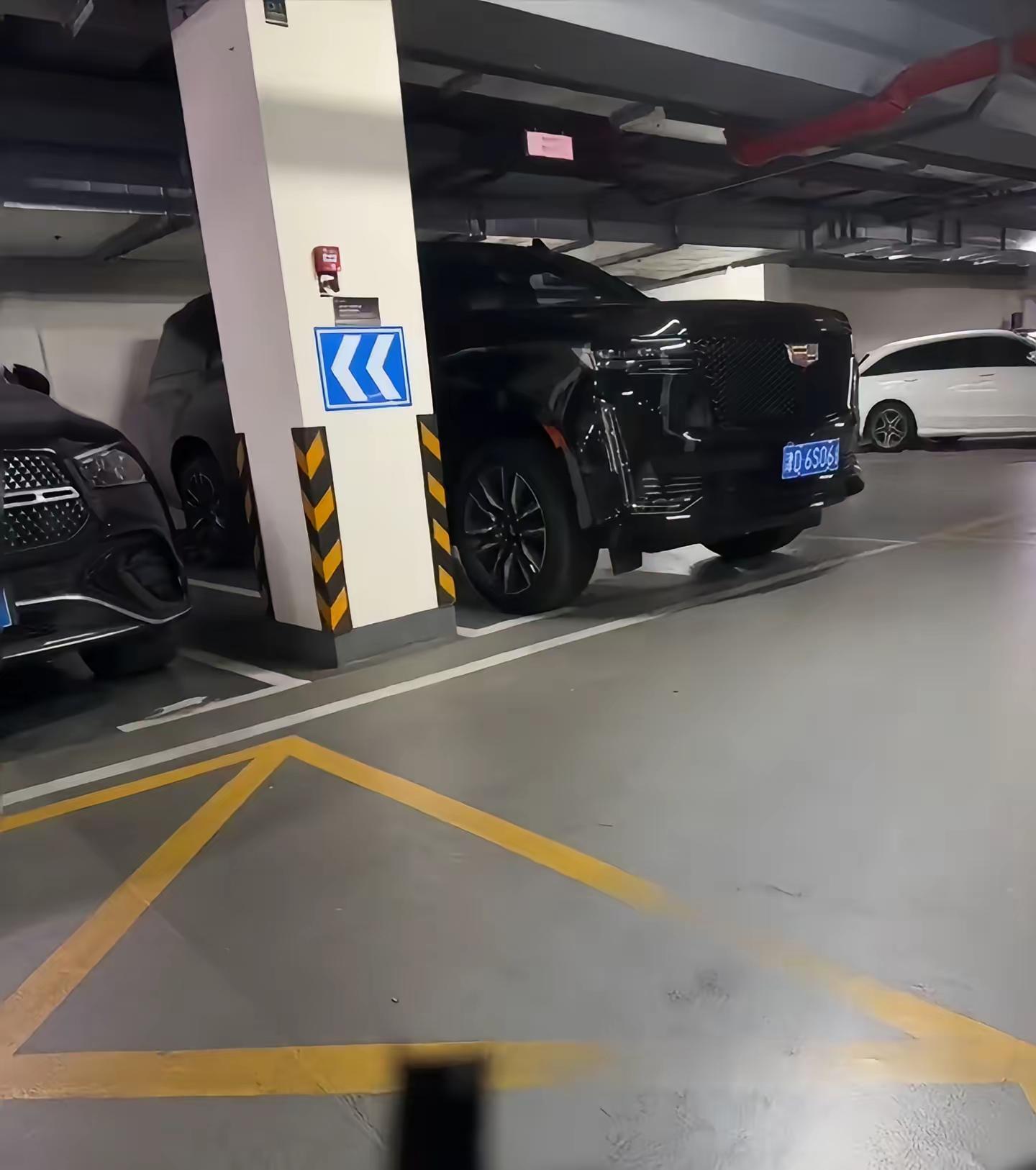 第一次见到凯迪拉克凯雷德没想到竟然这么大