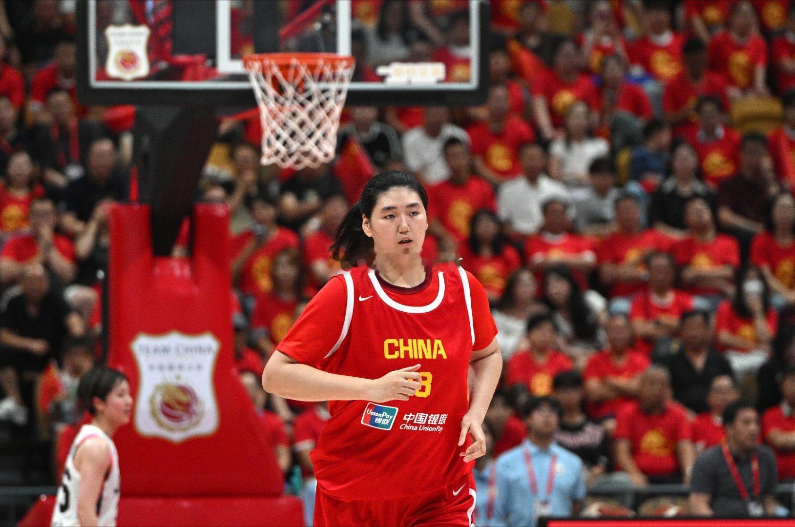 中国女篮vs意大利前瞻：欧洲拉练首场热身赛，中国女篮全力争胜
8月22日凌晨1点30分，中国女篮迎来欧洲拉练的首场热身赛，将要对阵意大利女篮
中国女篮在结束国内热身赛后，启程飞往欧洲开始拉练，全力备战2026年女篮世界杯。这次中国女篮将要在欧洲进行6场热身赛，前2个对手都是意大利女篮（本届世界杯 ​