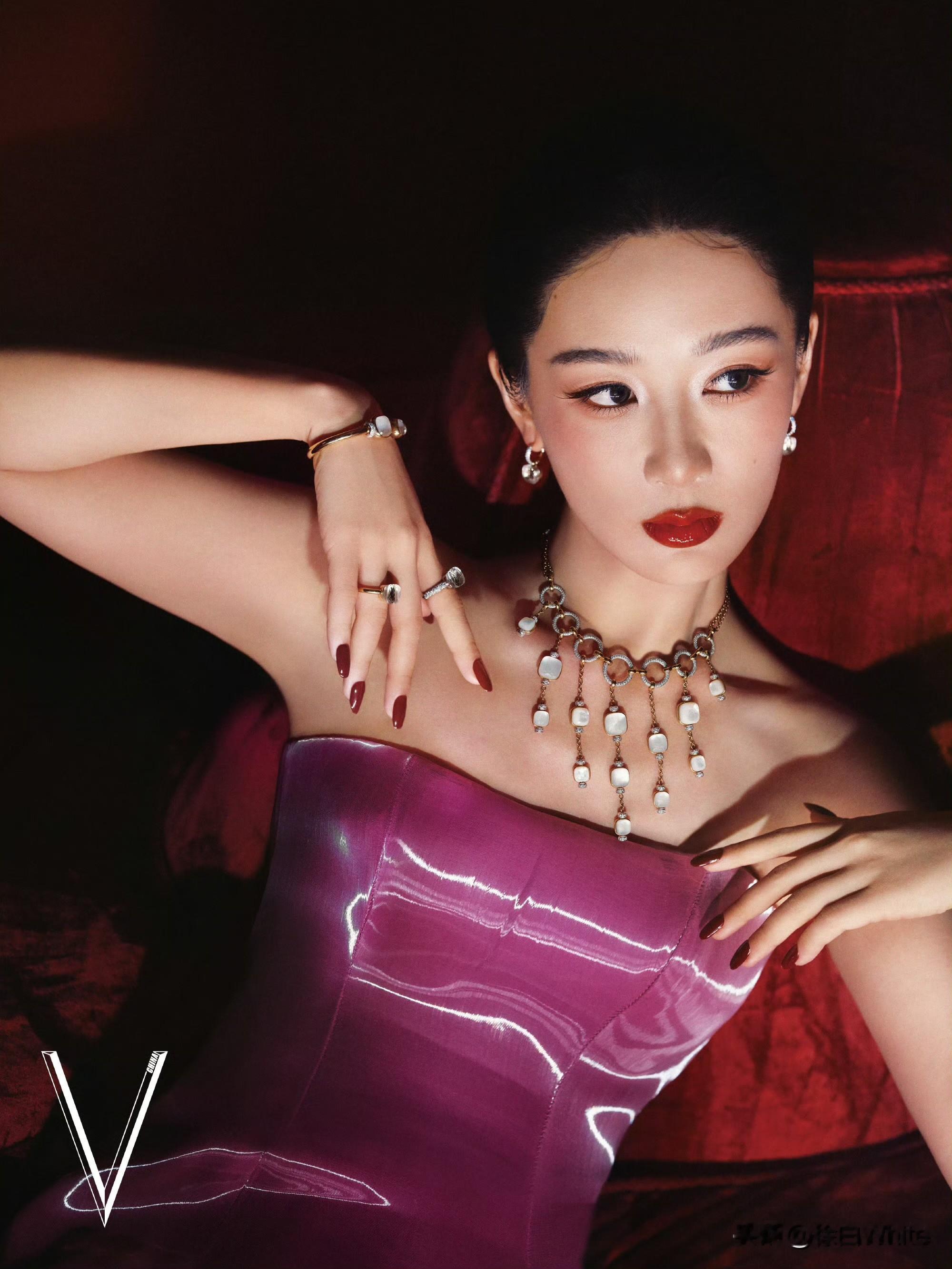 8月21日，杨紫V中文版金九封面，高定魅影大片，欧美范大浓妆，配葡萄籽抹胸高定，气场全开，比珠宝更亮眼的是杨紫的脸！
采访被问到为什么喜欢表演？这次杨紫并没有单纯说是小时候的梦想，是自己喜欢，而是非常直白坦诚的表达，因为演员这份能让她做自己的同时不断放大自己，让自己可以做更自由的自己，这些是其他行业